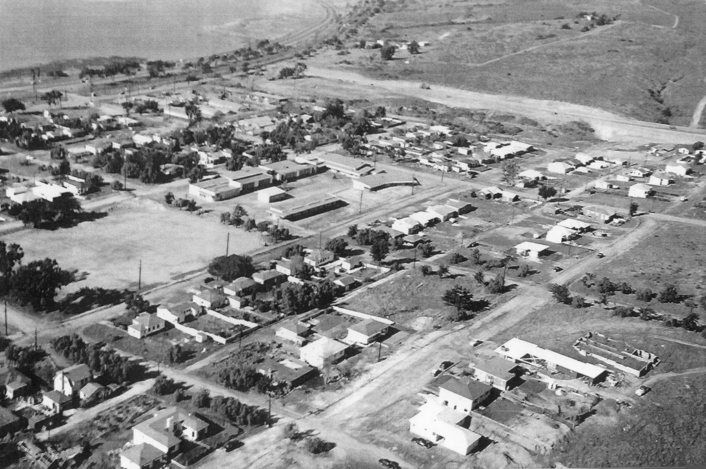 1952 Looking Northwest towards future Clairemont Dr. with Bay Park Elementary in the center.